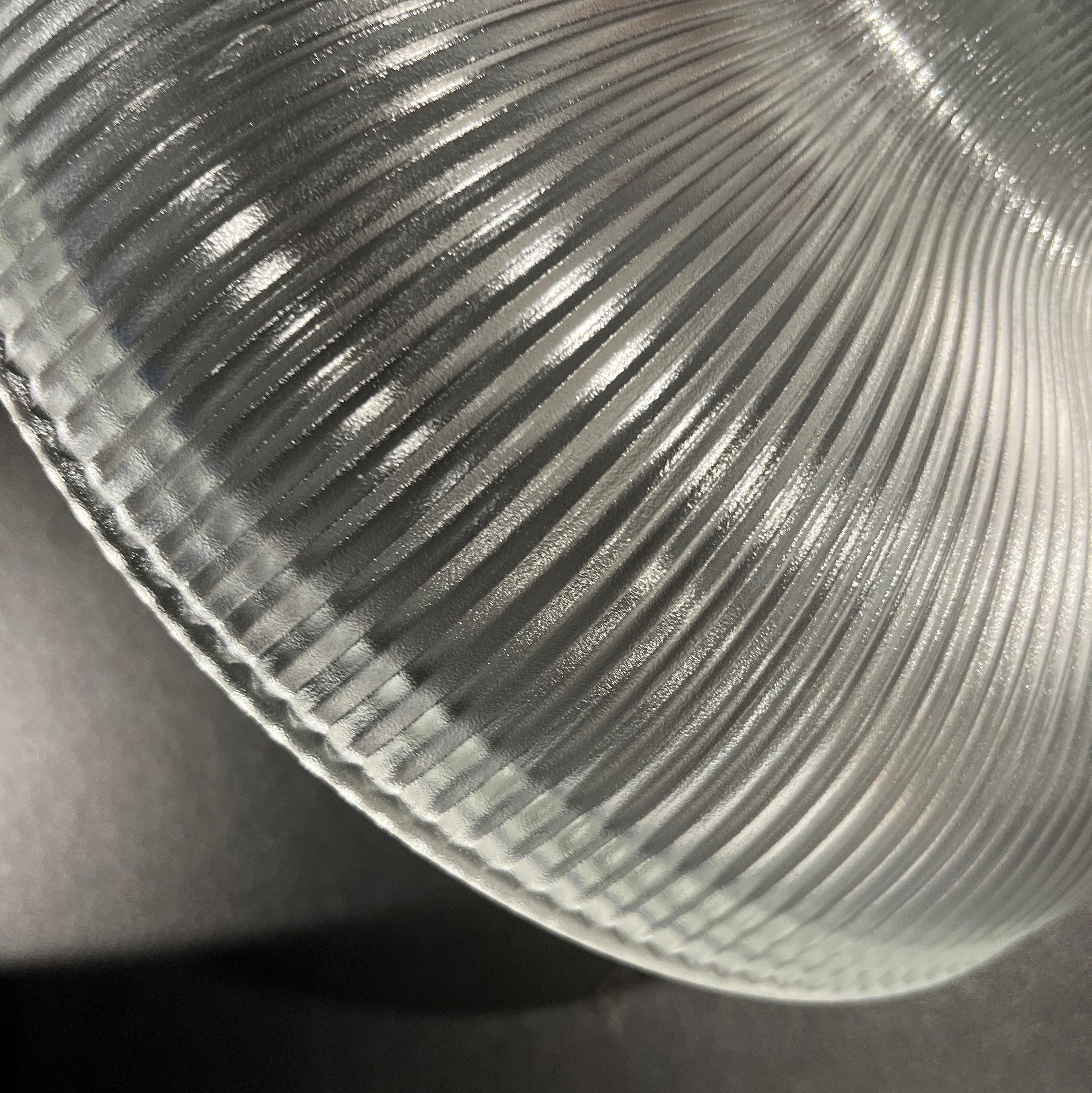 Geriffelte Glas-Pendelleuchte mit Vintage-Charme