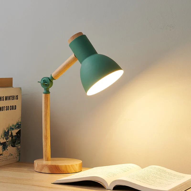 Skandinavische Tischlampe mit Holzfuß und verstellbarem Arm
