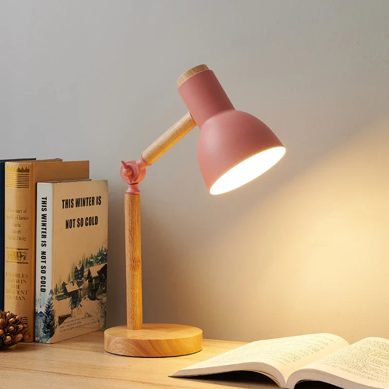 Skandinavische Tischlampe mit Holzfuß und verstellbarem Arm