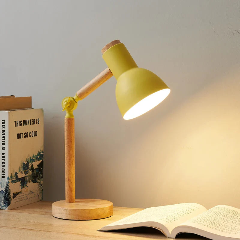 Skandinavische Tischlampe mit Holzfuß und verstellbarem Arm