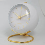 Runder Quarz-Wecker mit Goldständer – Lautloser Mechanismus