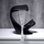 Wasserfall-Waschtischarmatur mit Einhebelsteuerung aus Messing