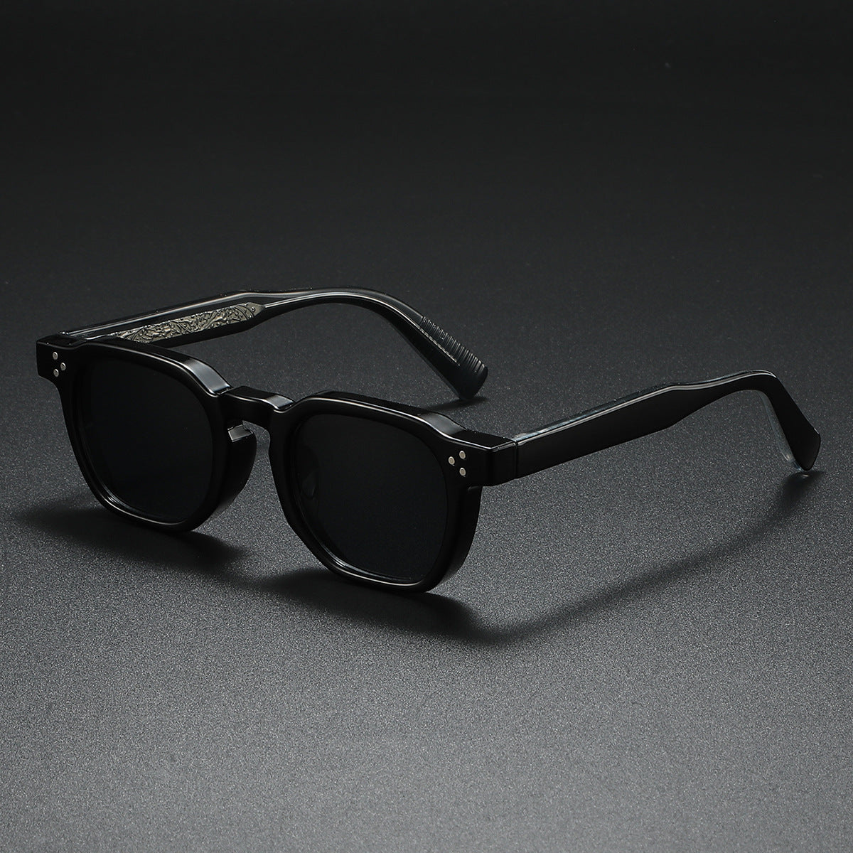 Sunglasses with UV400 protection and scratch-resistant lenses