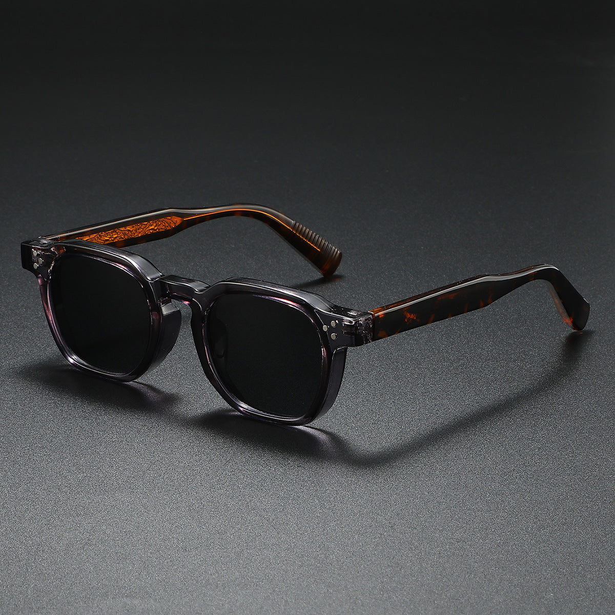 Sunglasses with UV400 protection and scratch-resistant lenses