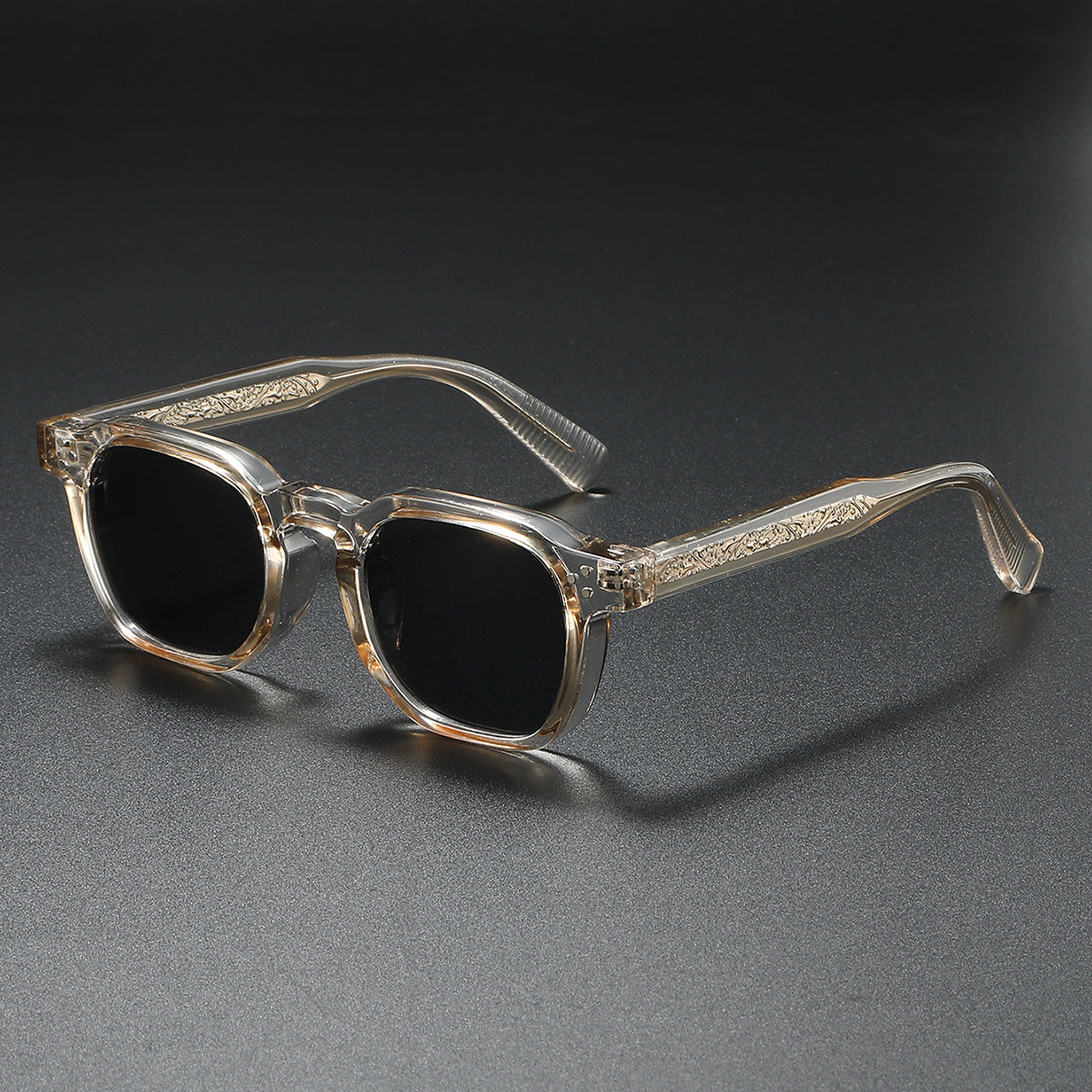 Sunglasses with UV400 protection and scratch-resistant lenses