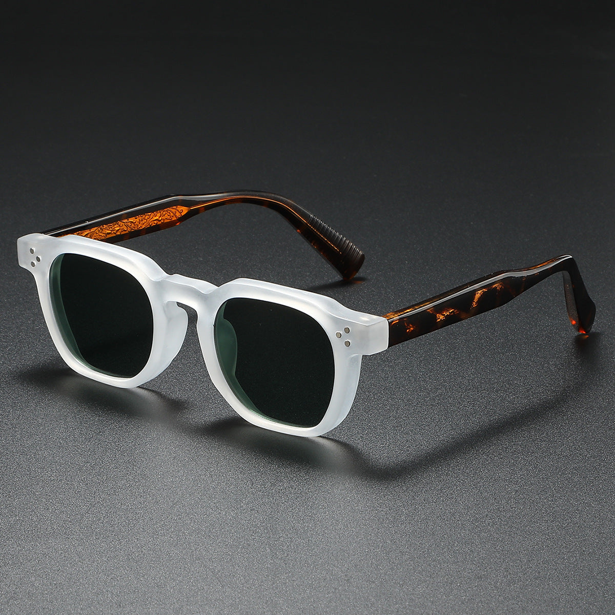Sunglasses with UV400 protection and scratch-resistant lenses