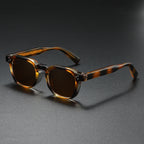 Sunglasses with UV400 protection and scratch-resistant lenses