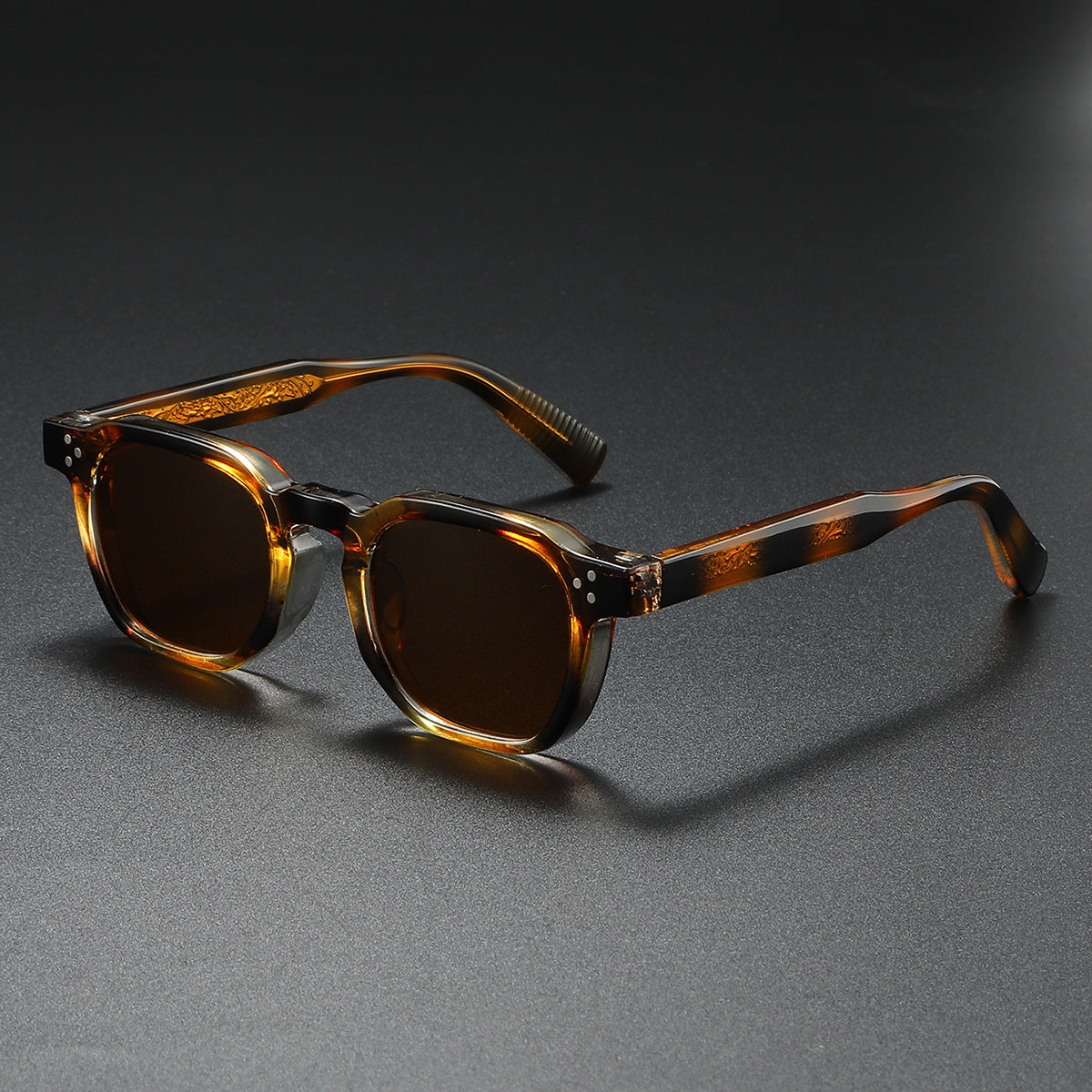 Sunglasses with UV400 protection and scratch-resistant lenses