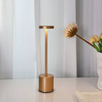 LED-Tischlampe mit kabelloser Ladestation