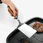 Square spatula with wooden handle – Precise flipping for grill and pan