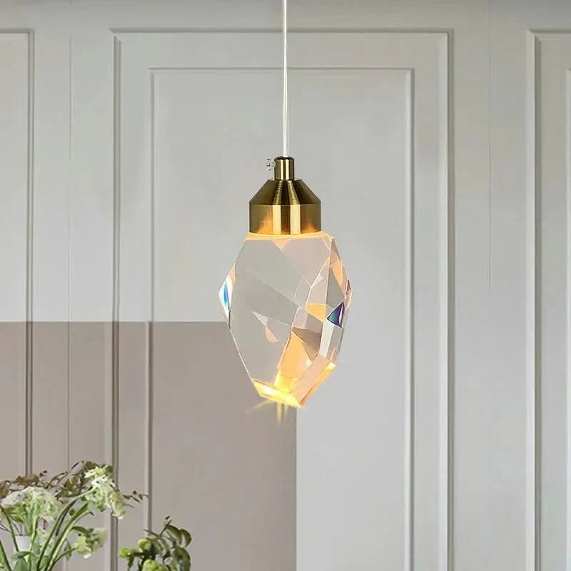 Kristall-LED-Pendelleuchte mit facettiertem Lampenschirm