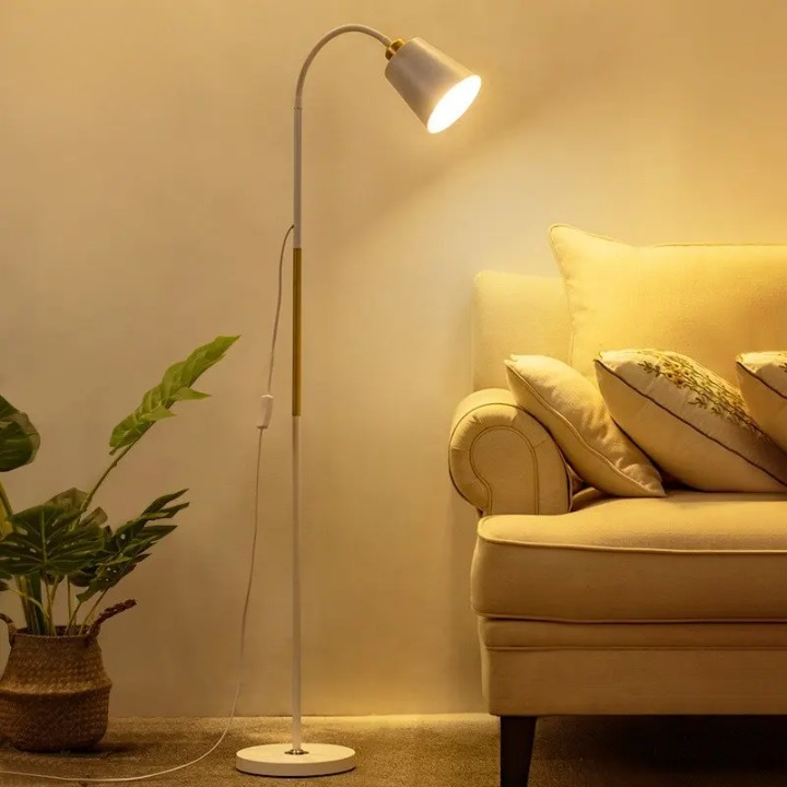 Stehlampe mit verstellbarem Lampenkopf und Bogenstab
