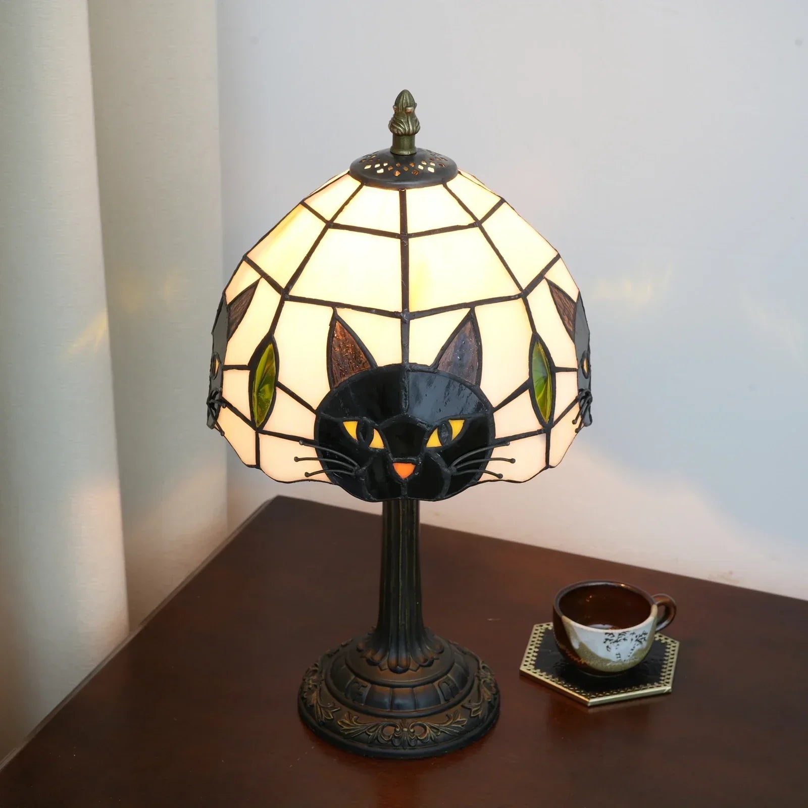 Tischlampe Buntglas mit Katzenmotiv – Tiffany-Stil