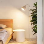 Stehlampe mit verstellbarem Lampenkopf und Bogenstab