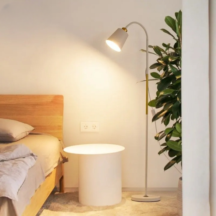 Stehlampe mit verstellbarem Lampenkopf und Bogenstab