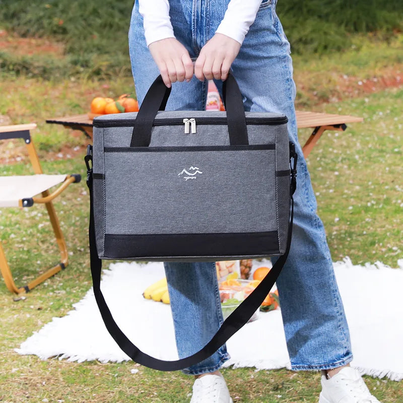 Kühltasche mit Tragegriff und Schulterriemen