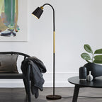 Stehlampe mit verstellbarem Lampenkopf und Bogenstab