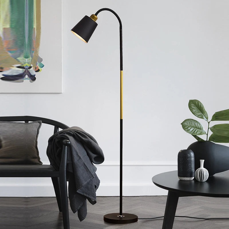 Stehlampe mit verstellbarem Lampenkopf und Bogenstab