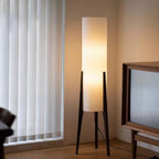 Skandinavische Stehlampe 130 cm — Walnussholz, Touch-Dimmer, 3 Lichtfarben