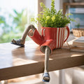 Blumentopf sitzende Beine Figur Deko