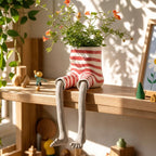 Blumentopf sitzende Beine Figur Deko