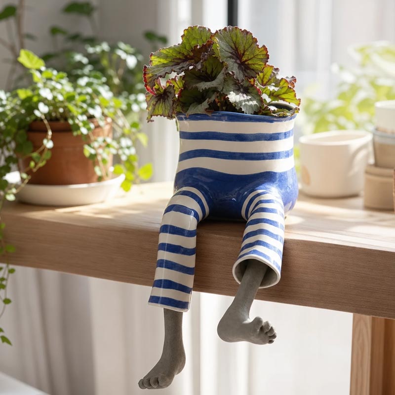 Blumentopf sitzende Beine Figur Deko