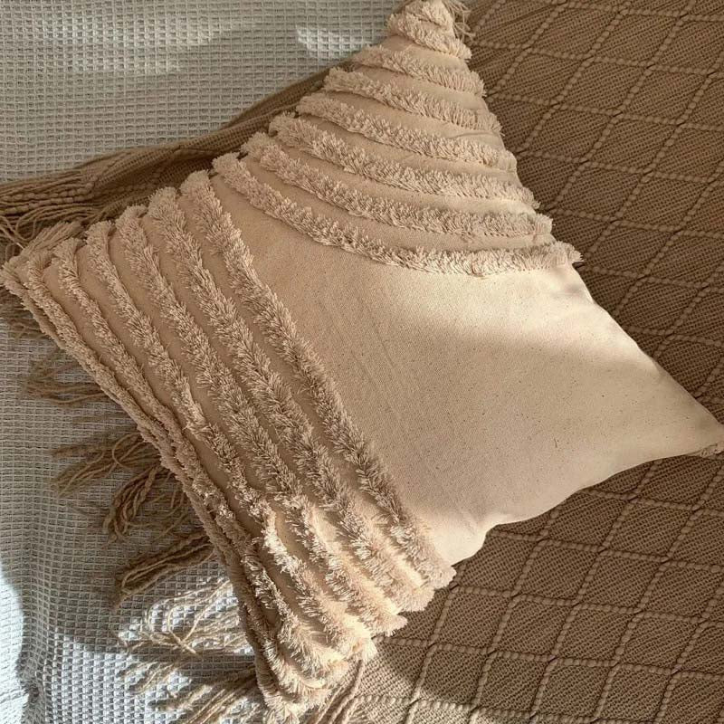 Decorative pillow with tufted patterns cm