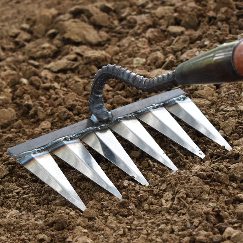 Gartenhacke aus Kohlenstoffstahl – Scharfe Zinken für Jäten und Bodenlockerung