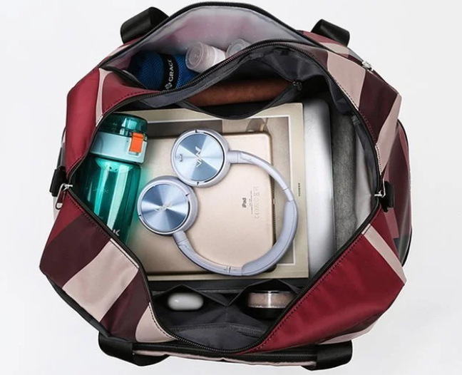 Foldable travel bag with wet compartment