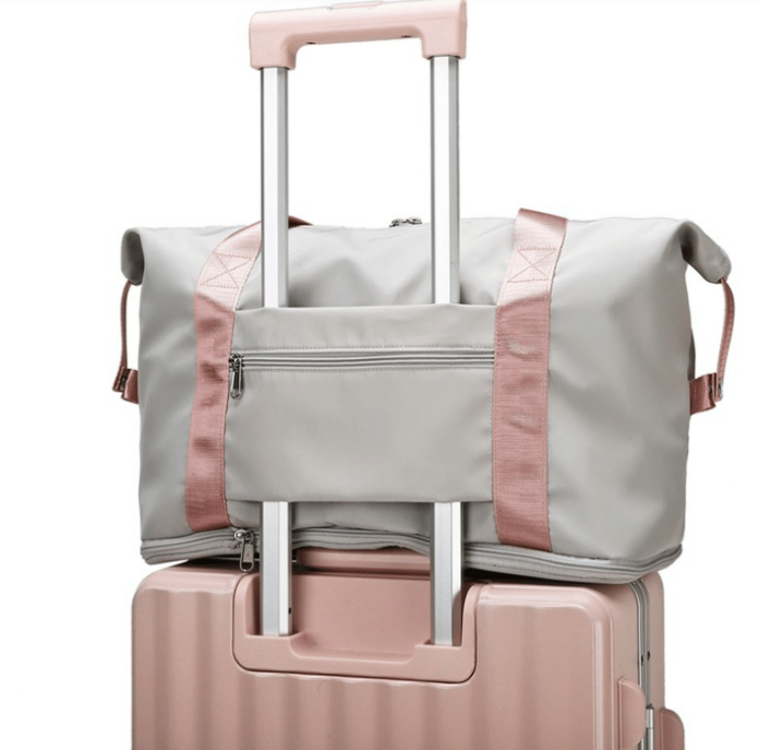 Foldable travel bag with wet compartment