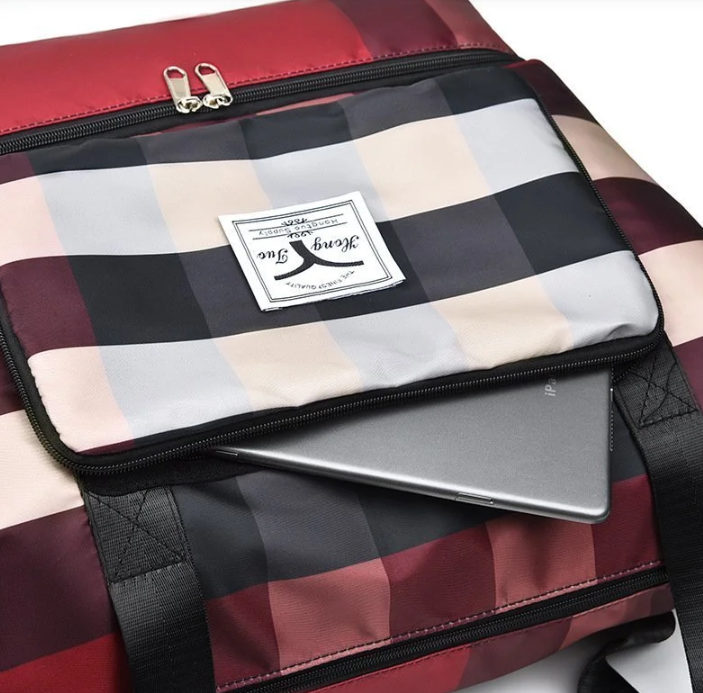 Foldable travel bag with wet compartment