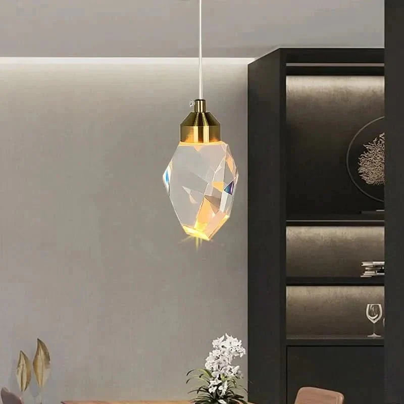 Kristall-LED-Pendelleuchte mit facettiertem Lampenschirm