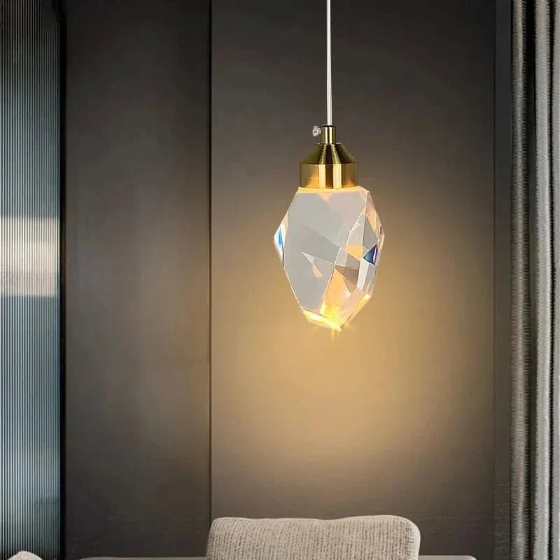 Kristall-LED-Pendelleuchte mit facettiertem Lampenschirm