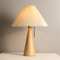 Tischlampe mit gefaltetem Lampenschirm und Holzfuß