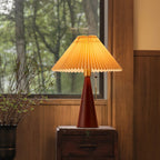 Tischlampe mit gefaltetem Lampenschirm und Holzfuß