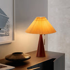 Tischlampe mit gefaltetem Lampenschirm und Holzfuß