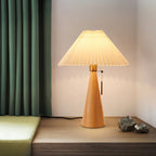 Tischlampe mit gefaltetem Lampenschirm und Holzfuß