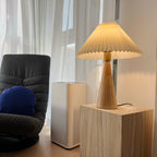 Tischlampe mit gefaltetem Lampenschirm und Holzfuß