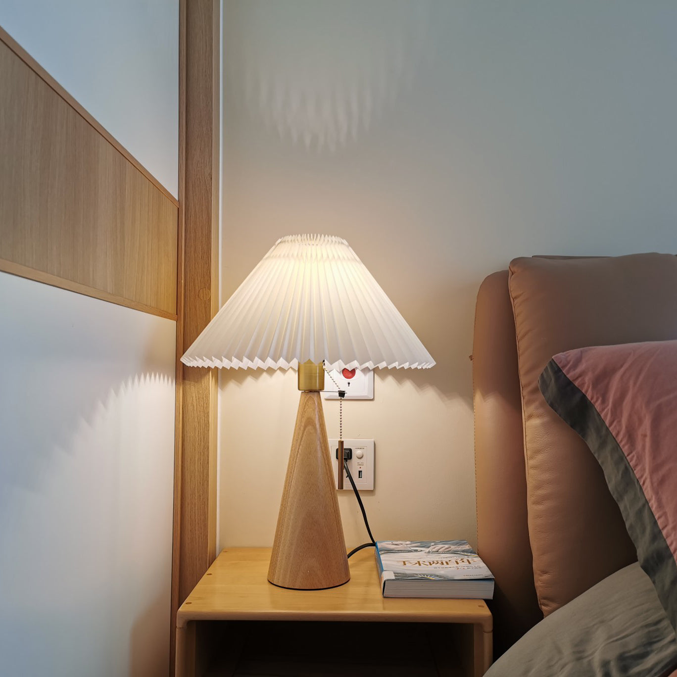 Tischlampe mit gefaltetem Lampenschirm und Holzfuß