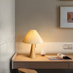 Tischlampe mit gefaltetem Lampenschirm und Holzfuß
