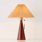 Tischlampe mit gefaltetem Lampenschirm und Holzfuß