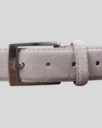 Suede belt in elegant gray