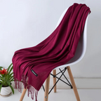Cashmere scarf with fringes – Soft and warming