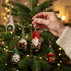 Wichtel Adventskalender 2026 mit 24 Acryl-Anhängern zum Aufhängen