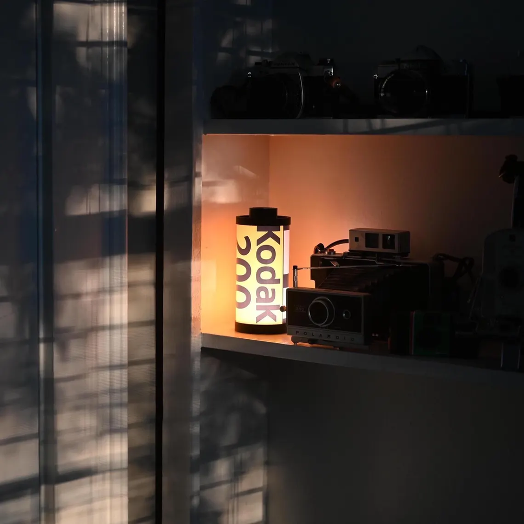 Tischlampe im Filmrollen-Design – Warmes Retro-Licht