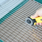 Quilt cutting aid with non-slip grip surface cm
