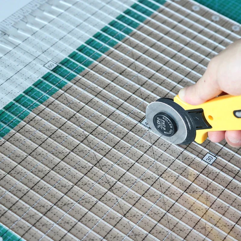 Quilt cutting aid with non-slip grip surface cm