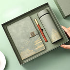 Geschenkset mit Notizbuch, Thermoskanne und Stift in edler Box