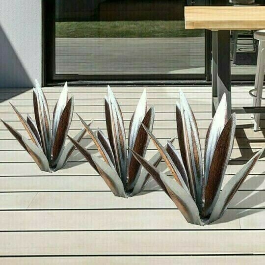 Solar LED Agave Lamp – Color-Changing Metal Garden Lighting