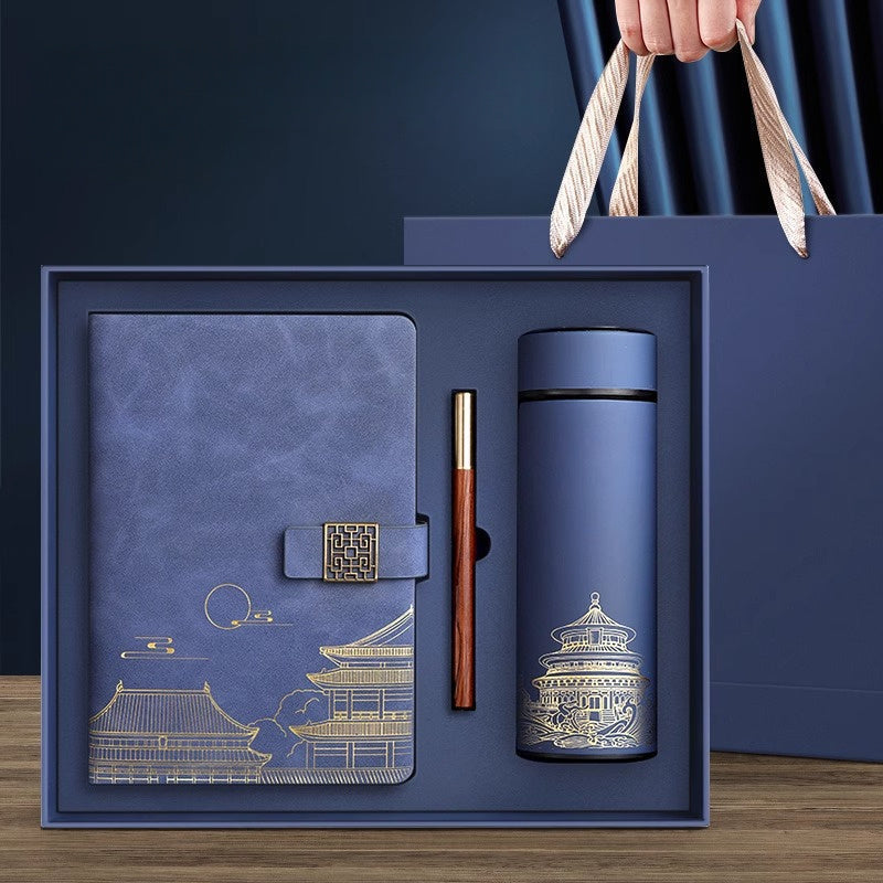 Geschenkset mit Notizbuch, Thermoskanne und Stift in edler Box